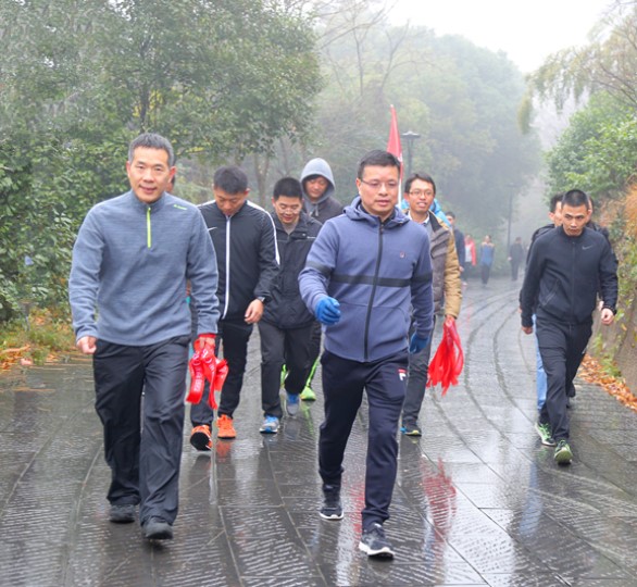 率隊前行_副本.jpg